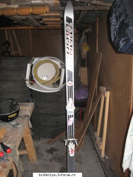 am 3 perechi.  
 
sunt folosite dar sunt in stare buna


1. rossignol  180 cm (din fibra)  (legatura