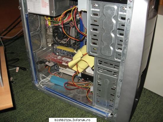 Poze Cu Calculatoarele Voastre - carcasa + 2 neoane (cu blitz si lumina :P si - Probleme si discutii Hardware