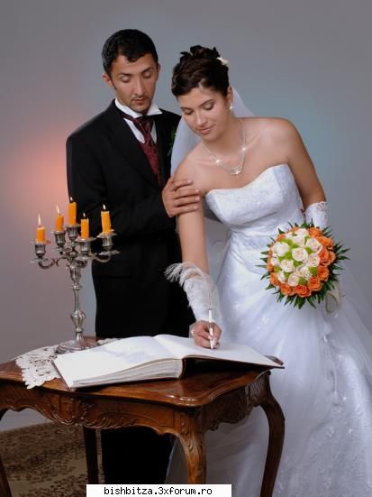 Rochie de mireasa de vanzare - Rochie de mireasa, voal, posetuta, manusi de - Foto & Video